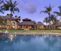 Villa Arika, Vista de la Villa de la piscina
